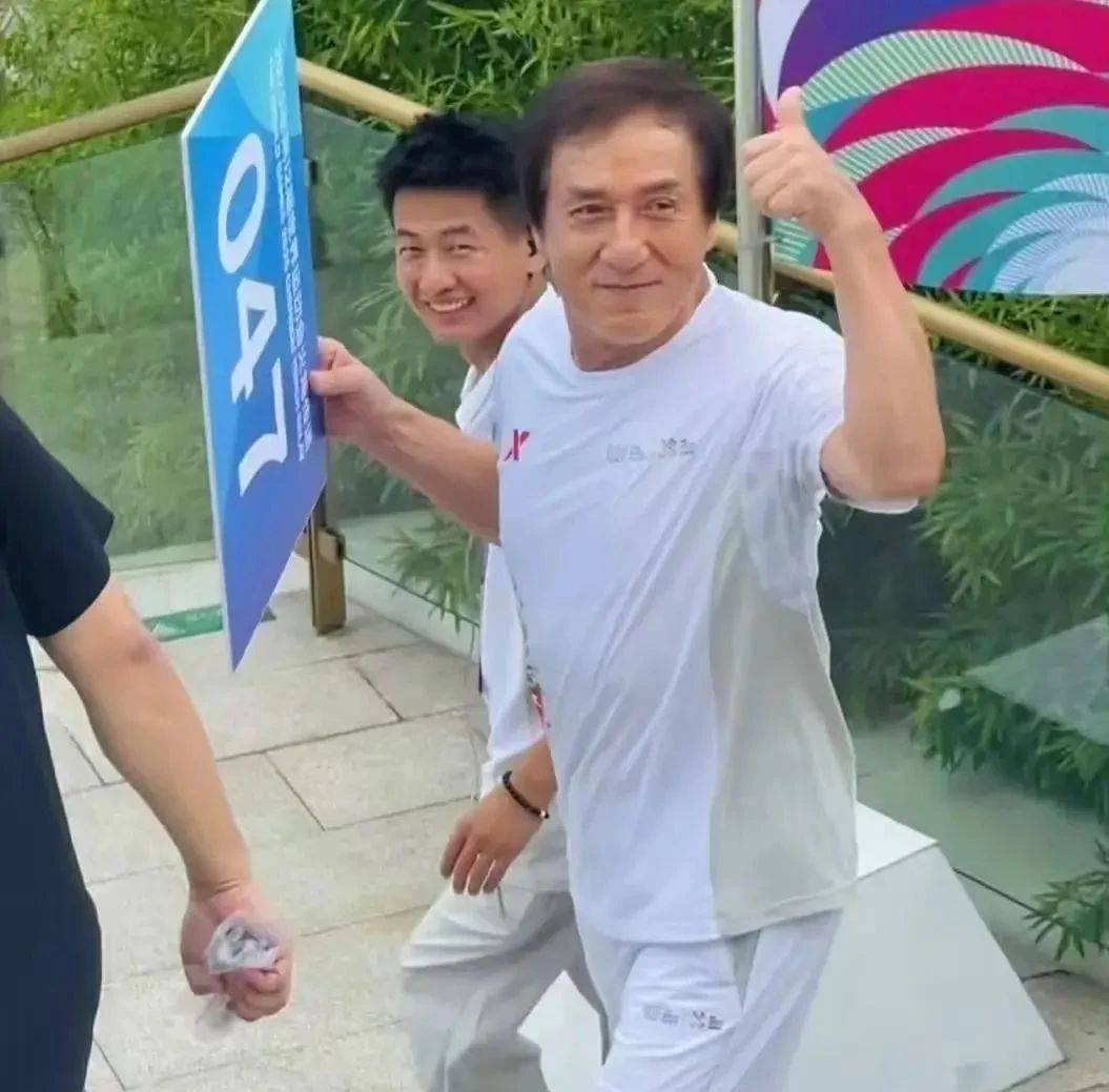 考古|成龙被传当爷爷？疑助儿子迎娶小11岁女星女儿却靠卖废品为生，他是真舍得