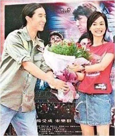 考古|成龙被传当爷爷？疑助儿子迎娶小11岁女星女儿却靠卖废品为生，他是真舍得