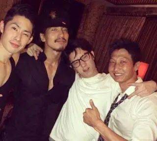 考古|成龙被传当爷爷？疑助儿子迎娶小11岁女星女儿却靠卖废品为生，他是真舍得