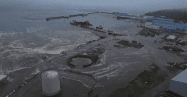 海军基地遇上大地震，港内全是新核潜艇，损坏一艘都能让俄军心疼