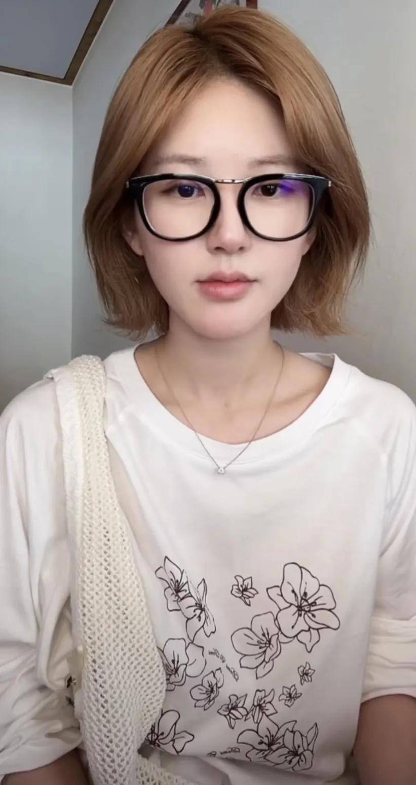 怒撕经纪公司后赵露思开启直播，同款花卷、包包都卖爆