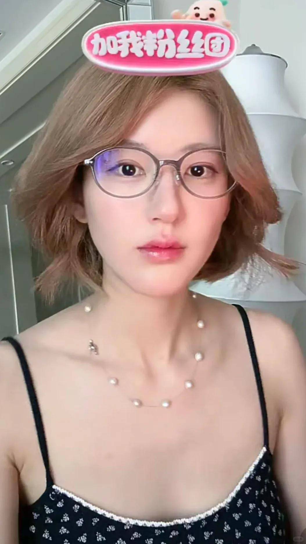 怒撕经纪公司后赵露思开启直播，同款花卷、包包都卖爆