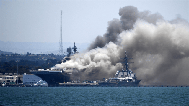 军舰燃烧15小时！美疯狂向日本求救，背后藏着个最不愿说的痛点