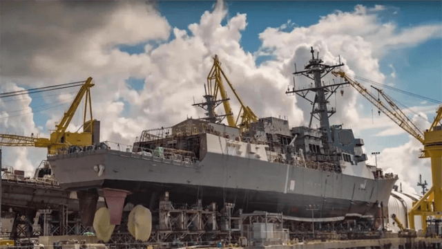 军舰燃烧15小时！美疯狂向日本求救，背后藏着个最不愿说的痛点