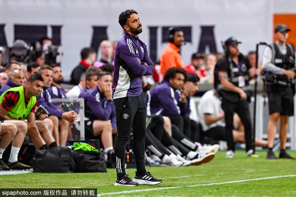 阿莫林的风度：在失利后与格林斯比球迷的温馨瞬间