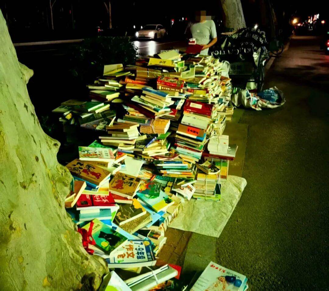 郑州一大爷街头摆摊卖书近40年，最便宜3元一本：坚持是因为其意义远大于挣钱