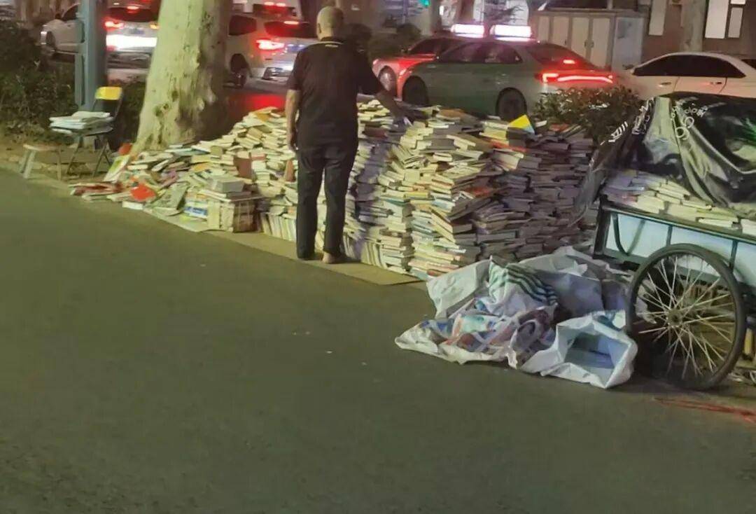 郑州一大爷街头摆摊卖书近40年，最便宜3元一本：坚持是因为其意义远大于挣钱