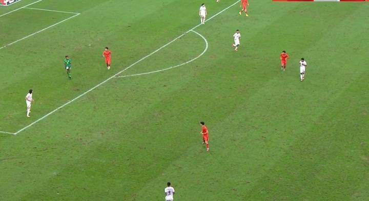 记者：西安草皮质量的糟糕，远比中国U22队员的险赢，更值得吐槽