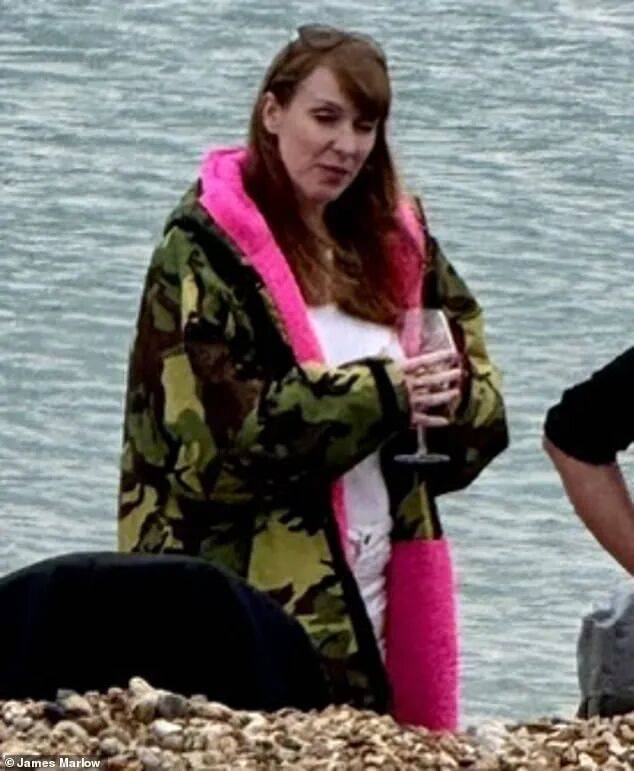 金正恩女儿首登国际舞台，引爆接班传闻！英国首相被架空，工党内斗成全武行…