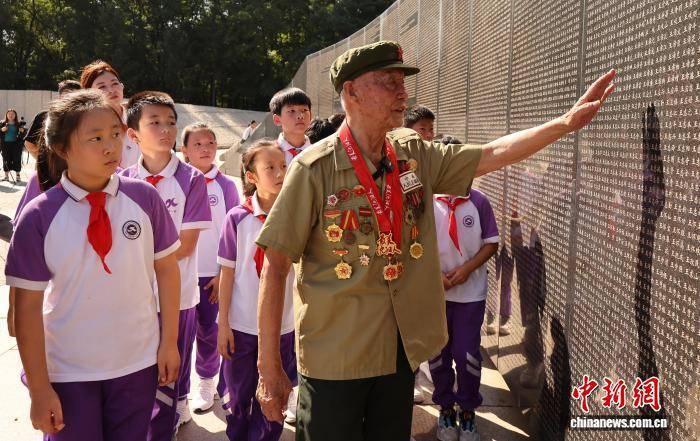 青少年在沈阳抗美援朝烈士陵园上“国旗下的思政课”