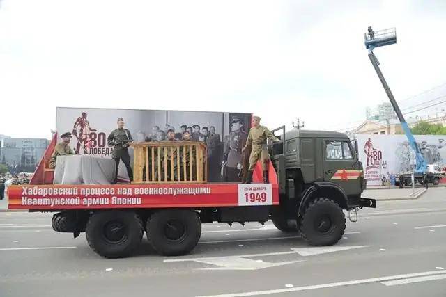 离谱！俄罗斯把日本雇佣兵俘虏关笼子里游街示众？和中国有关系？