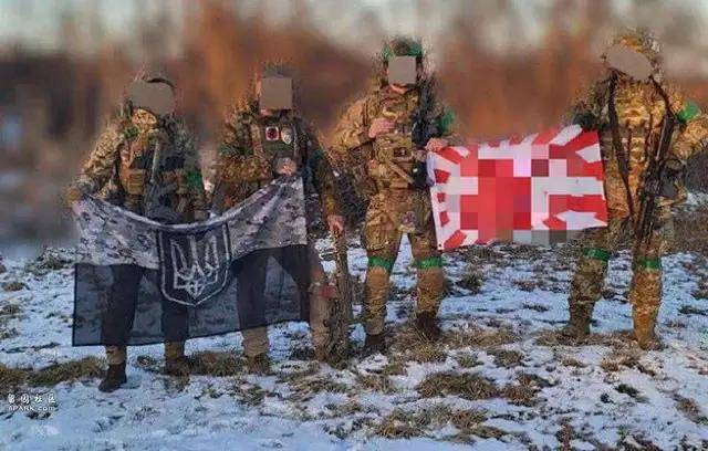 离谱！俄罗斯把日本雇佣兵俘虏关笼子里游街示众？和中国有关系？