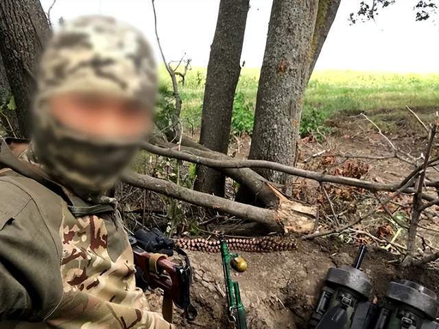 离谱！俄罗斯把日本雇佣兵俘虏关笼子里游街示众？和中国有关系？