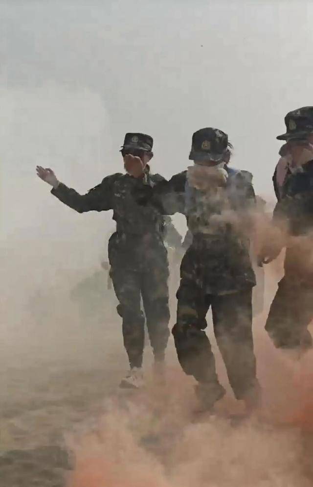 塔里木大学军训真硬核!8400余名新生分批穿越沙漠,匍匐前进、沙漠拉烟,堪比“沙场点兵”大片