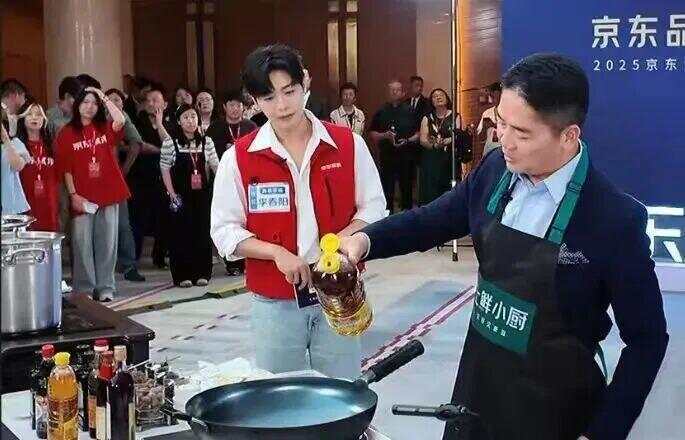 刘强东直播炒菜,称“像贾国龙第一次炒菜一样紧张,像罗永浩第一次说脱口秀一样紧张”