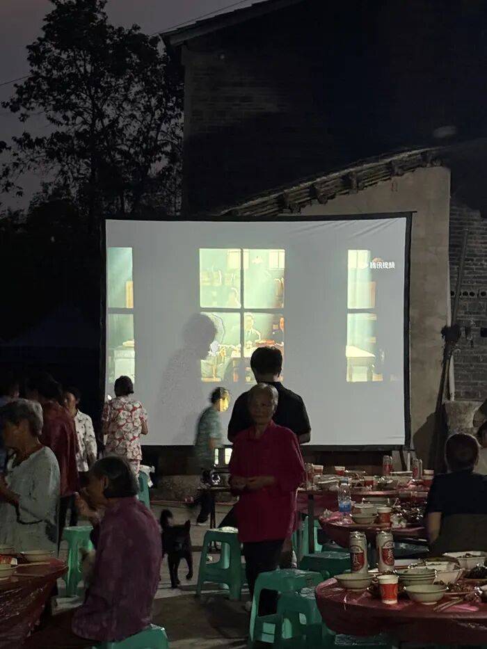 22岁绝症女孩宴请全村看坝坝电影，哽咽嘱托：“我走后，请替我关照父母”