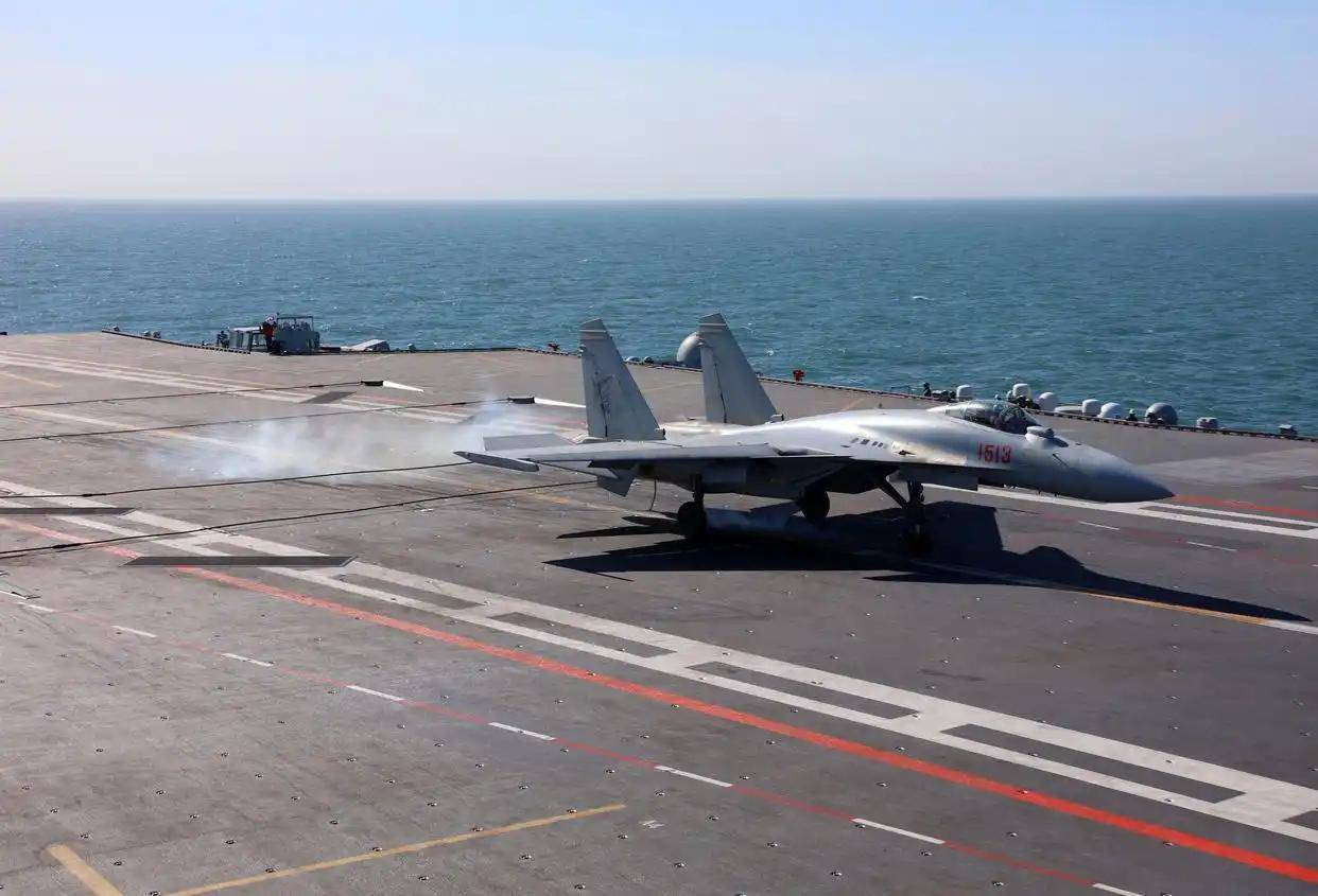 现场高清大图！一起感受舰载机弹射起飞“首秀”震撼瞬间