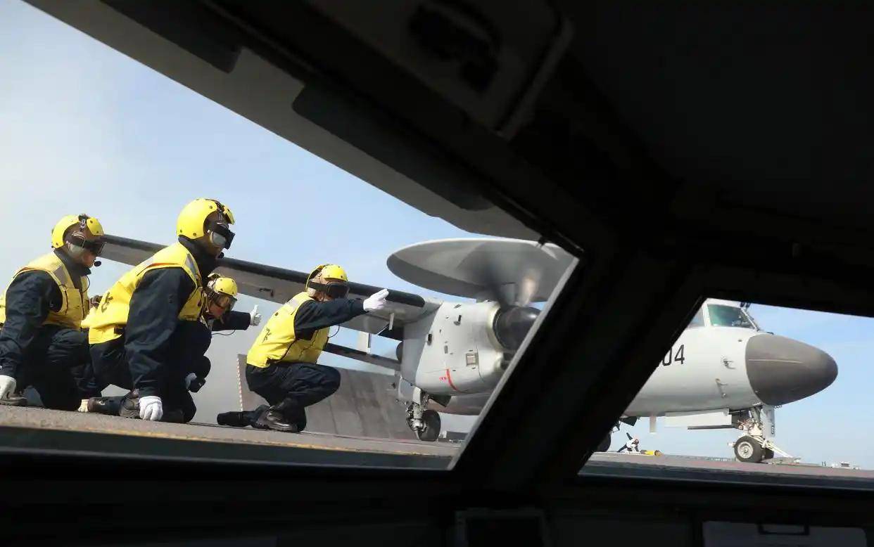 现场高清大图！一起感受舰载机弹射起飞“首秀”震撼瞬间