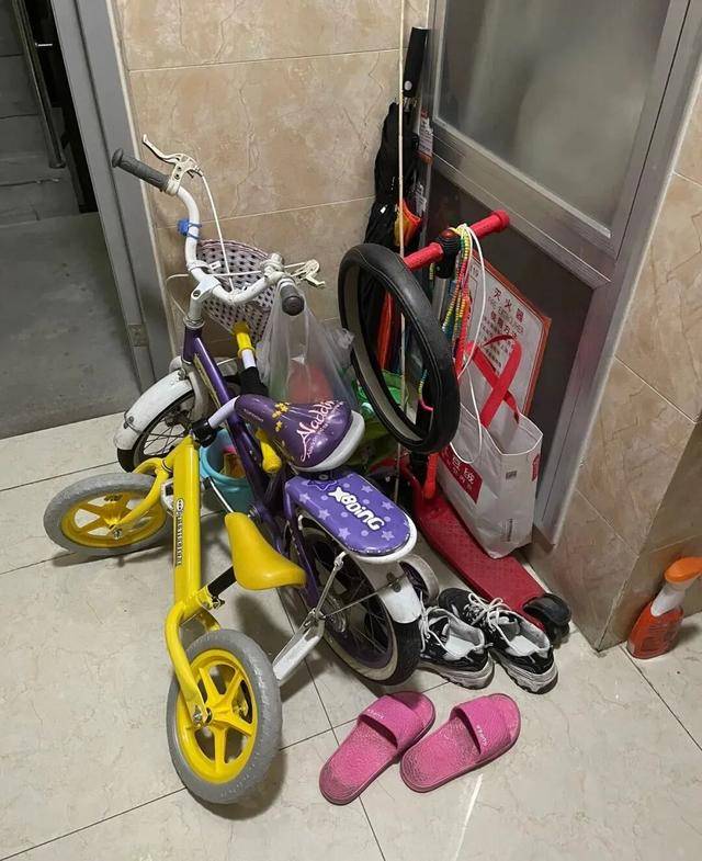 物业“不让门口放鞋子”，门口放鞋柜违法吗？