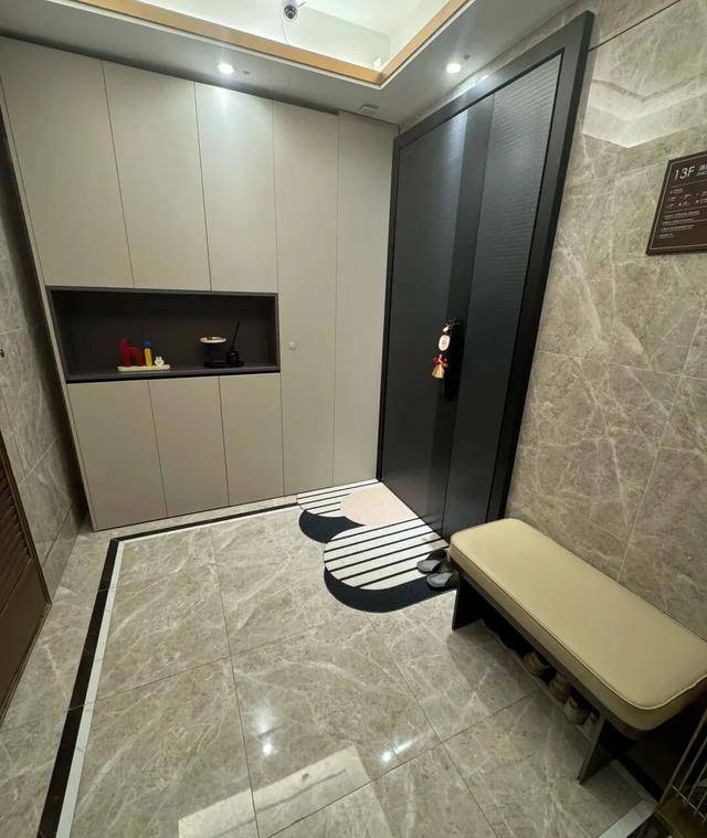 物业“不让门口放鞋子”，门口放鞋柜违法吗？