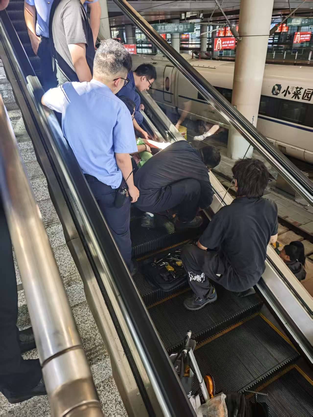 江苏南京一女童乘坐自动扶梯被夹脚，众人紧急救援