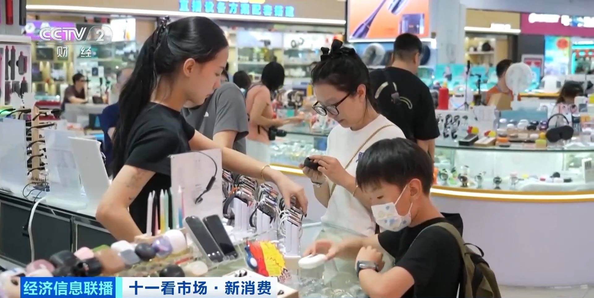 人流量大增！假期深圳华强北成打卡点 “进货式旅游”火出圈