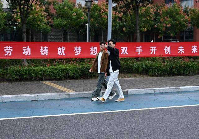 放假8天帮父母掰了7天半玉米的孩子，找到了！