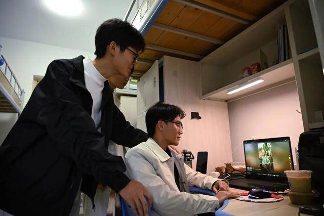 放假8天帮父母掰了7天半玉米的孩子，找到了！