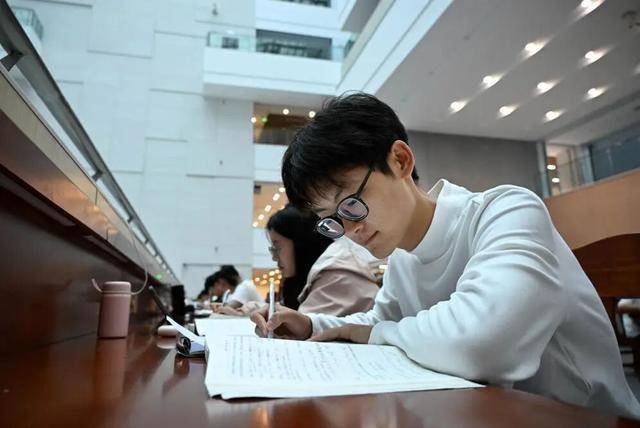 放假8天帮父母掰了7天半玉米的孩子，找到了！