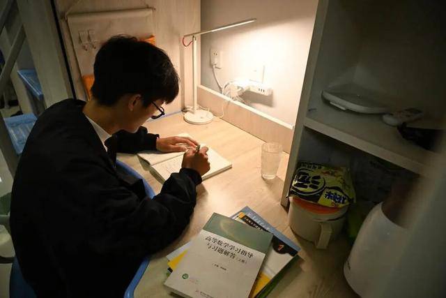 放假8天帮父母掰了7天半玉米的孩子，找到了！