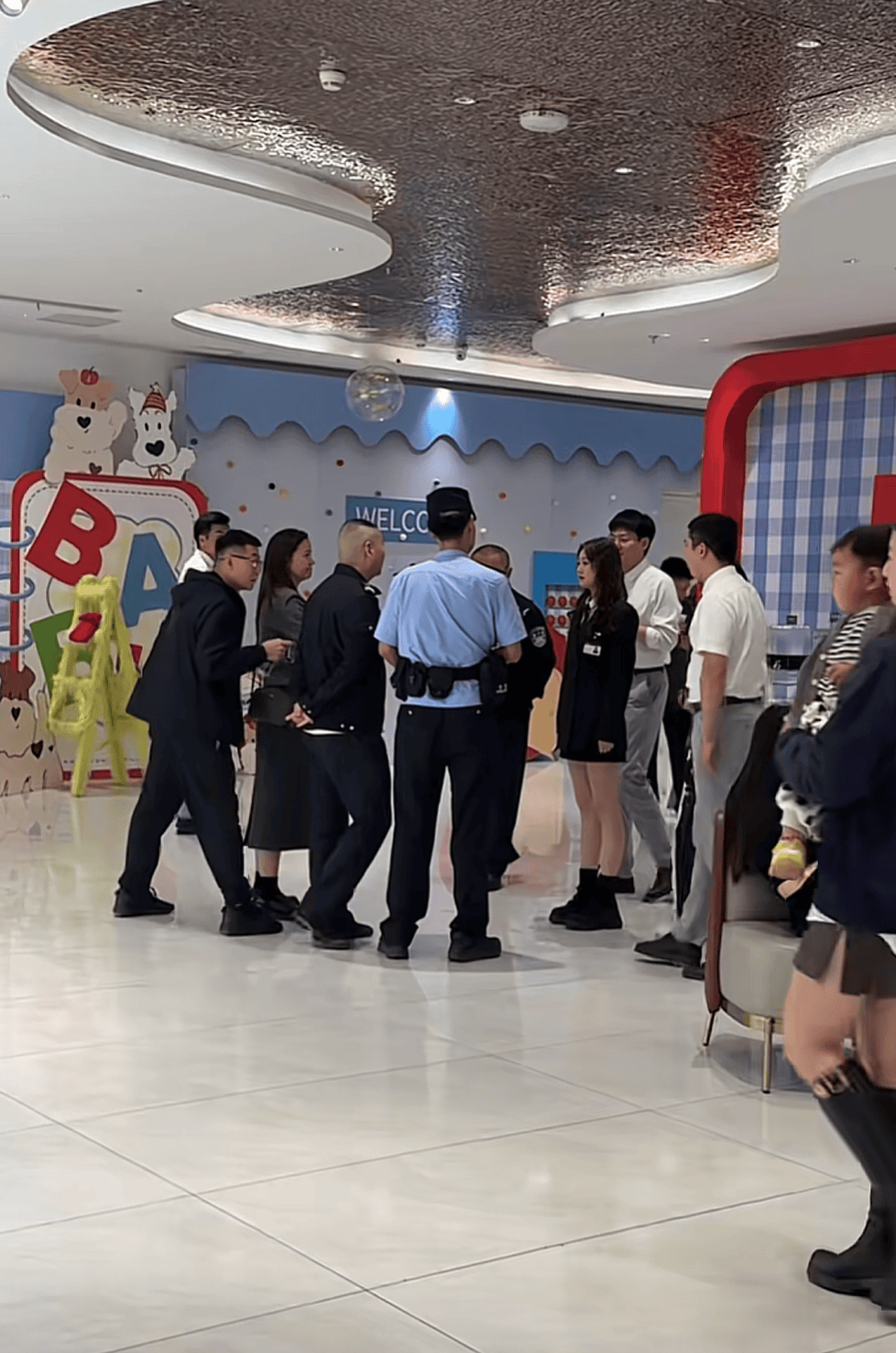 被网友莫名辱骂“上赶着当后妈”,江苏女子一年后“闯”对方婚礼要求道歉?当事人发声