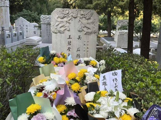 《沉默的荣耀》热播后，他墓前的鲜花摆了5米长