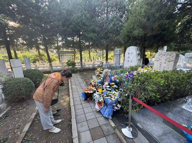 《沉默的荣耀》热播后，他墓前的鲜花摆了5米长