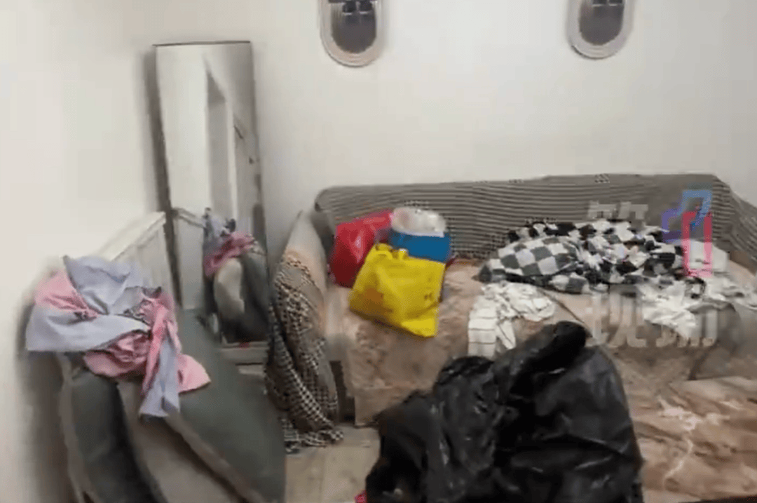 3女孩两个月将房子住“包浆”后跑路,5人花6小时才清理干净,房东:还欠700多元