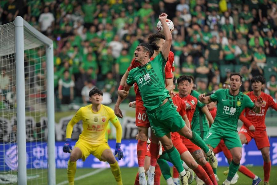 国安三个进球被判无效,补时总长超20分钟,海港与国安这场2比2充满戏剧性